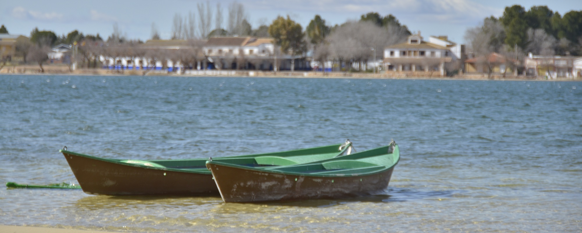 Laguna Grande, zona de baños y barcas tradicionales