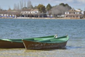 Laguna Grande, zona de baños y barcas tradicionales